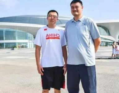 ​肌肉男跟姚明合影是什么感觉？施瓦辛格一脸慈祥 奥尼尔变瘦子