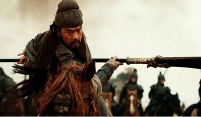 ​关羽的青龙偃月刀真的重达82斤？古墓出土文物，揭秘他的真实重量