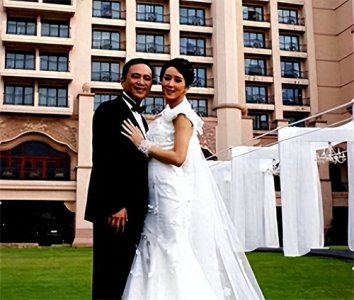 ​胡静：嫁入马来西亚豪门，老公为了不跟她分房睡，选择割掉扁桃体