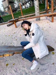 ​李溪芮微博爆近照，紧身牛仔裤秀长腿，网友：你在看风景我在看你