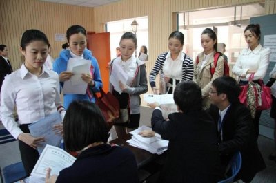 ​女面试官：力加1笔是什么字？高材生10秒回答，面试官忍不住鼓掌