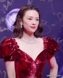 当44岁章子怡和38岁童瑶同框站在一起,我才彻底明白什么叫“顶级