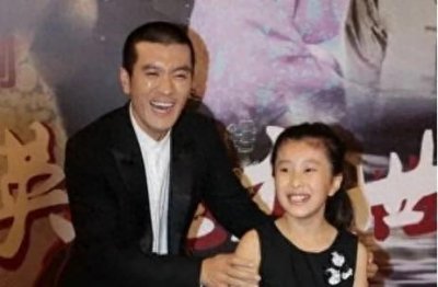 杨子女儿揭秘父亲巨力关系背后的故事，网友留言笑点不断