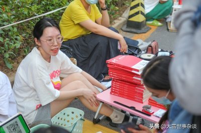 高校毕业季的跳蚤市场,大学生最急于卖掉的是什么?