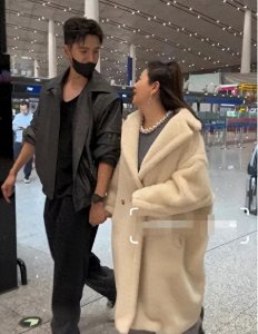李琳和小8岁老公机场被拍,穿3万大衣又老又胖,经超却给足安全感