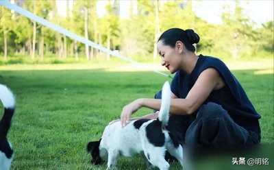 ​看了53岁瞿颖的近照，才发现，垫肩T恤搭配牛仔裤也美，身材真好