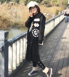 40岁哈妹薛佳凝近照流出,学小年轻穿脏脏鞋