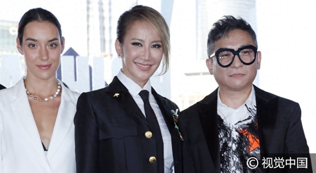 乡村女教师！李玟不长衣长裤紧裹好身材 与外国美女同台撩发放电