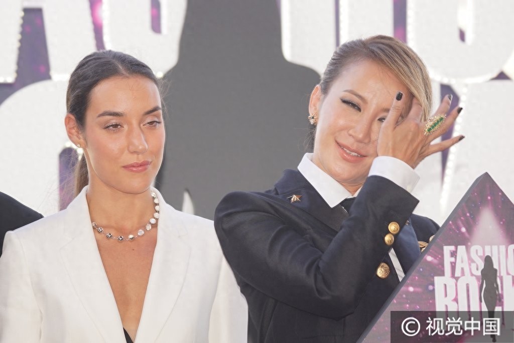 乡村女教师！李玟不长衣长裤紧裹好身材 与外国美女同台撩发放电