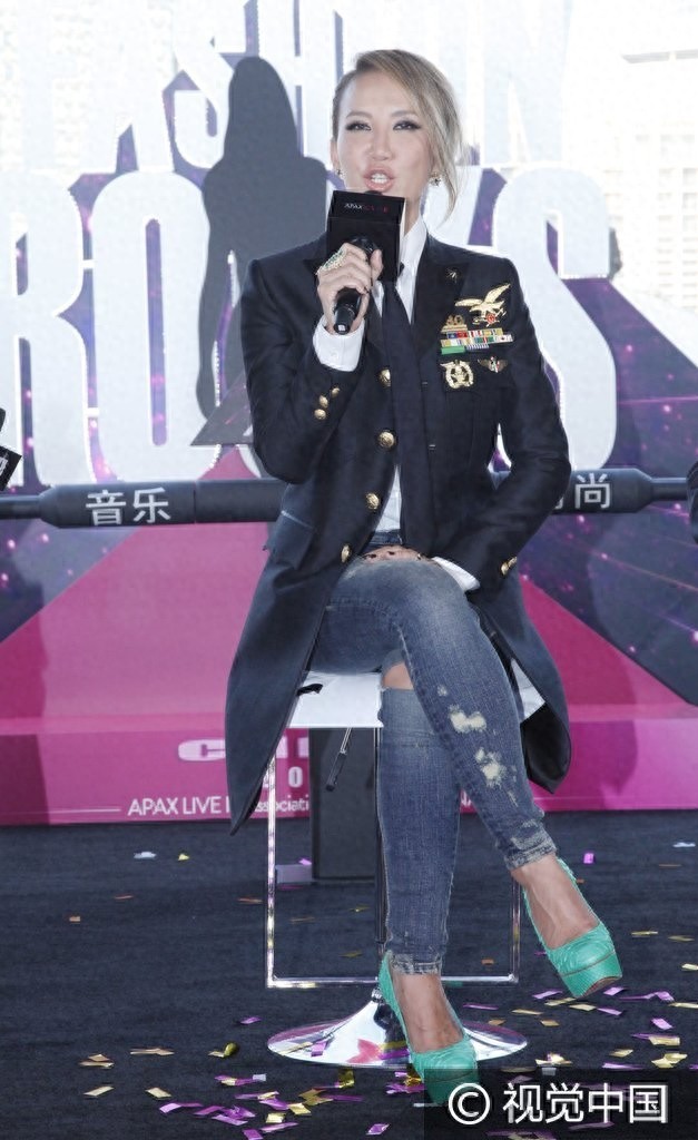 乡村女教师！李玟不长衣长裤紧裹好身材 与外国美女同台撩发放电