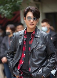 ​靳东新剧开机，紧搂宋佳超般配，头却比女方大太多了？