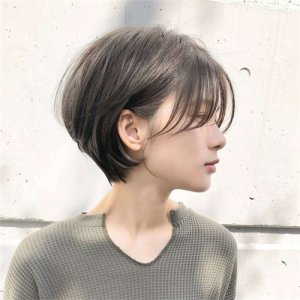 发量少、发质细软又容易油的小圆脸女生,适合什么样的发型?