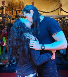 ​破产姐妹Max官宣恋情！晒忘情激吻照，男友留长发职业被曝光