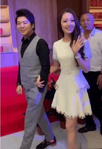 ​郎朗婚礼答谢宴：妻子和阿姨拍照知道下蹲，被赞：温柔体贴有教养