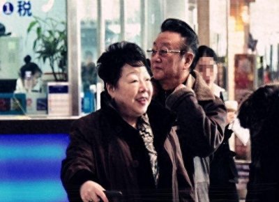 终于见到蒋大为妻子,这就是爱情的样子,女儿比父亲都优秀