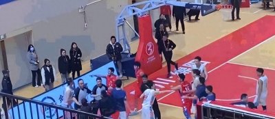 火爆!中国篮坛惊现激烈冲突,数十人打斗,大规模群殴,篮协介入