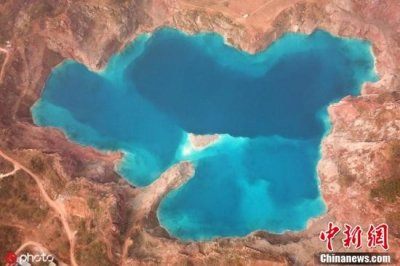 安徽三十年废弃矿坑成网红打卡地 水质呈深蓝色