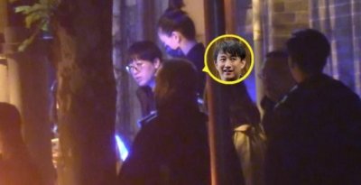 何炅与黄磊深夜聚餐 临别拉扯寒暄显不舍
