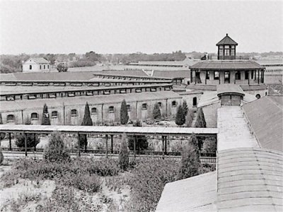 ​在北京新康路楼区 仍可见一四角老建筑 战犯特赦后功德林变成了什么