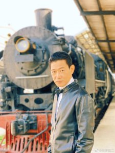 ​天太热！矢野浩二晒拍戏片场照 笑称快被晒的晕过去了