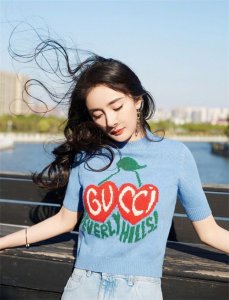 ​杨幂写真大片，蓝色针织短袖+牛仔裤，长发随风飘十分美艳