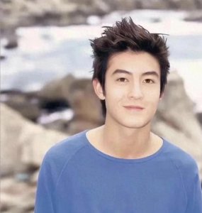 43岁陈冠希近照曝光!素颜出镜,面容暗淡沧桑,网友:似赵本山