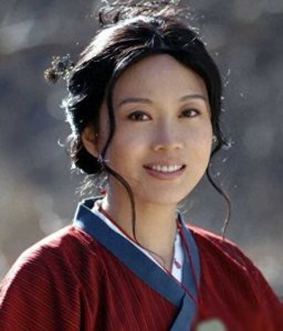 ​2004年的时候，闫妮的先生邹伟冷不丁地提出了离婚，他对闫妮