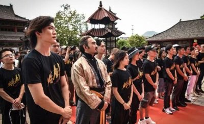 ​吴秀波事件发生一年后，波叔终于复出拍戏，剧组低调开机不敢提他