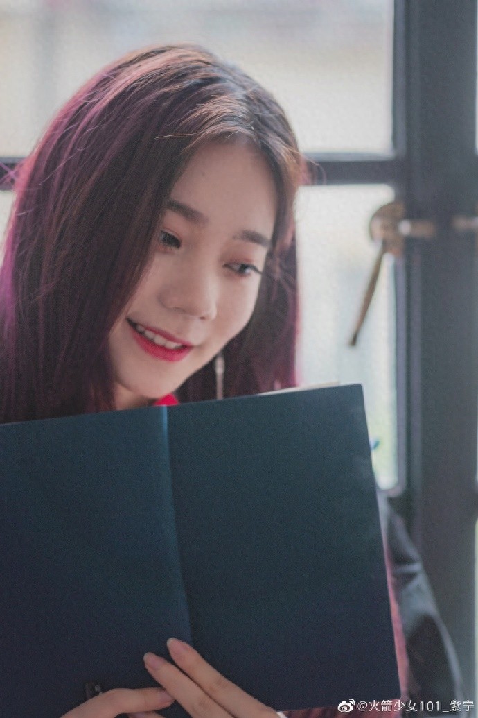 紫宁晒中传火箭少女“双毕业照”身穿学士服笑容甜