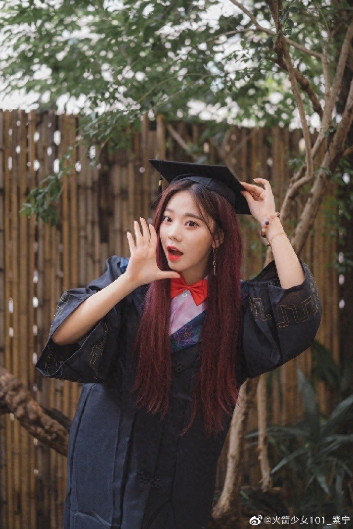 紫宁晒中传火箭少女“双毕业照”身穿学士服笑容甜