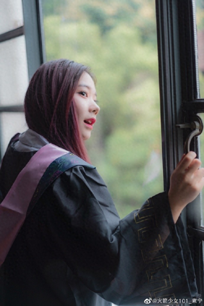 紫宁晒中传火箭少女“双毕业照”身穿学士服笑容甜