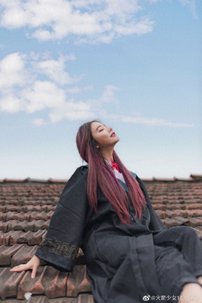 紫宁晒中传火箭少女“双毕业照”身穿学士服笑容甜