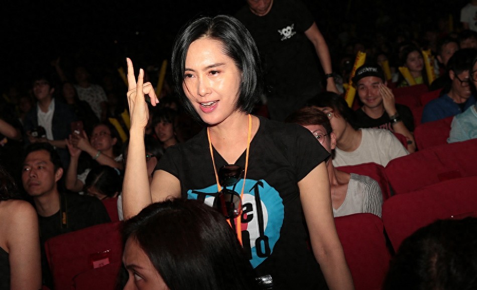 朱茵为老公黄贯中站台，情到深处自然嗨，大摆rock手势