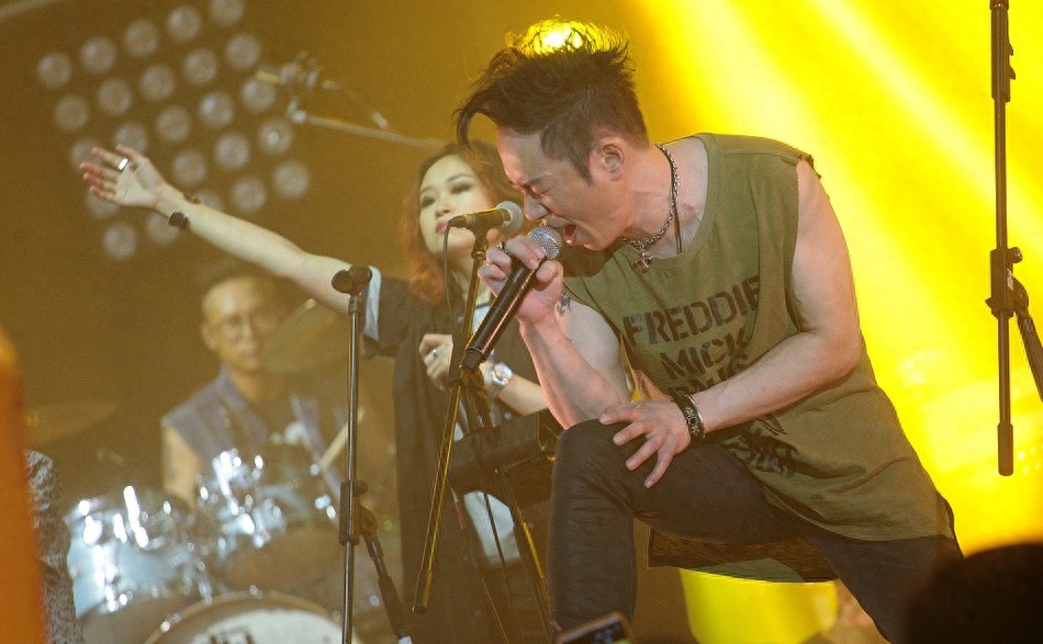 朱茵为老公黄贯中站台，情到深处自然嗨，大摆rock手势