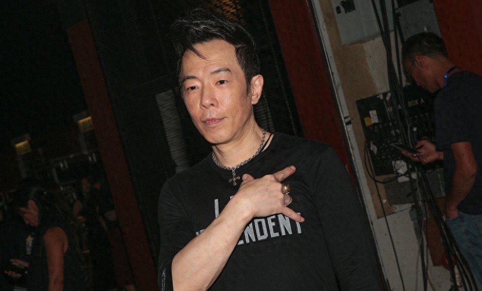 朱茵为老公黄贯中站台，情到深处自然嗨，大摆rock手势