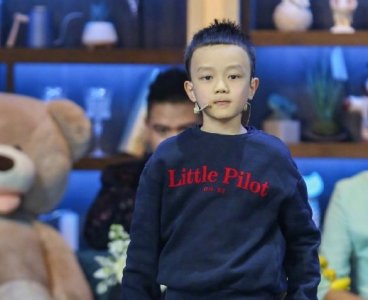 ​汪涵带儿子上综艺，沐沐帅气模样酷似爸爸，父子亲吻好温馨