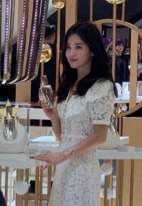 宋慧乔离婚后首现身,状态不错,被女粉丝逗笑