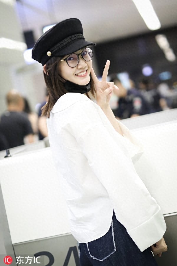 不愧是冯小刚选的女演员!苗苗素颜清秀可人,笑容像极了徐帆