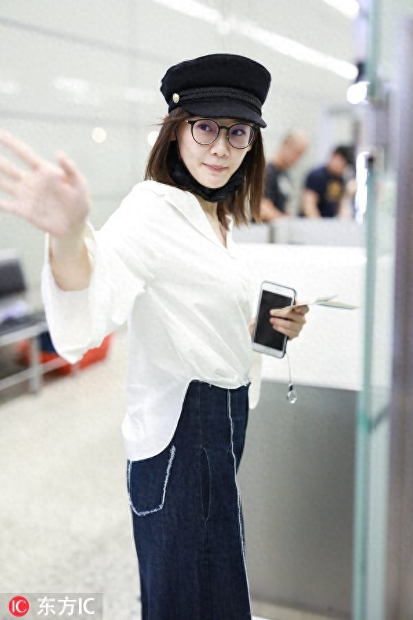 不愧是冯小刚选的女演员!苗苗素颜清秀可人,笑容像极了徐帆