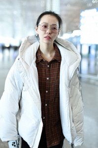 ​张靓颖素颜近照 现身北京机场！