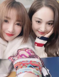 ​柳岩晒照庆新剧杀青 与娜扎脸贴脸自拍似亲姐妹