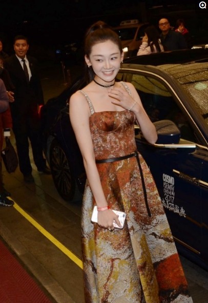 《芳华》女主苗苗出席活动，清新甜美，难怪冯小刚直言“舒服”