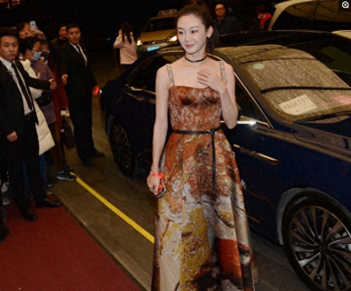 《芳华》女主苗苗出席活动，清新甜美，难怪冯小刚直言“舒服”