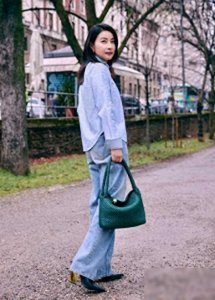 郭晶晶晒游玩照,开心到腾空劈叉可爱似小孩,网友:女神你克制下