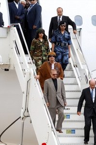 卡扎菲访问意大利时,美女保镖左右护驾风光无限(组图)