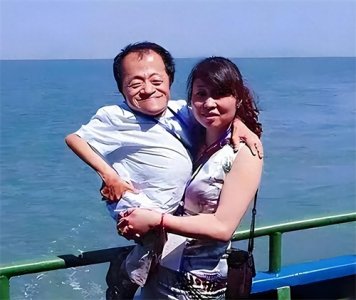 ​美女工程师不顾一切嫁70厘米侏儒男，如今23年过去了，她后悔了吗