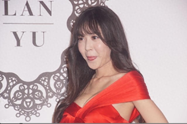 看看《爱情公寓》美嘉的扮演者李金铭近照，你还认得出来吗