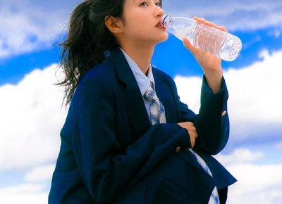 丈夫把瘫痪妻子送娘家,三年不来接,妻子上门递张喜帖,丈夫跪了