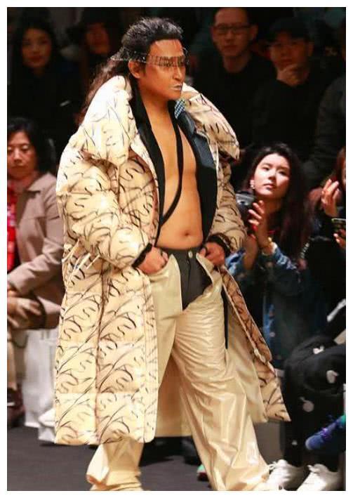 陈志明又出新造型,“酸奶嘴”、“板凳鞋”走秀,网友:辣眼睛