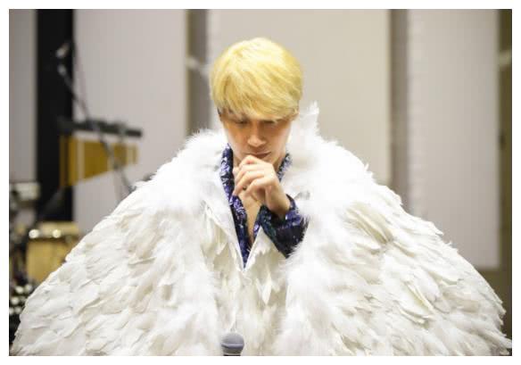 陈志明又出新造型,“酸奶嘴”、“板凳鞋”走秀,网友:辣眼睛